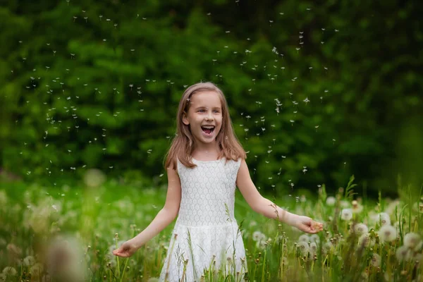 Das Mädchen Spielt Draußen Und Hat Spaß Pollenallergie Frühling Kopierraum — Stockfoto