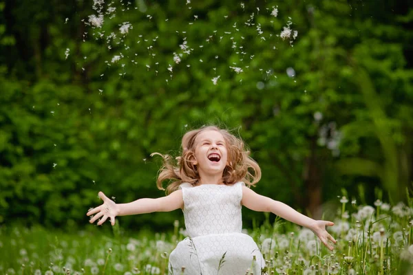 Das Mädchen Spielt Draußen Und Hat Spaß Pollenallergie Frühling Kopierraum — Stockfoto