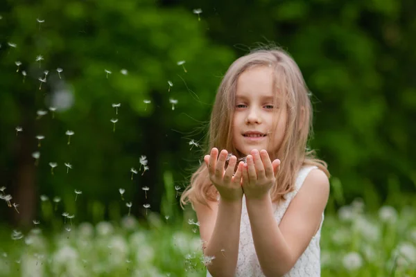 Das Mädchen Spielt Draußen Und Hat Spaß Pollenallergie Frühling Kopierraum — Stockfoto