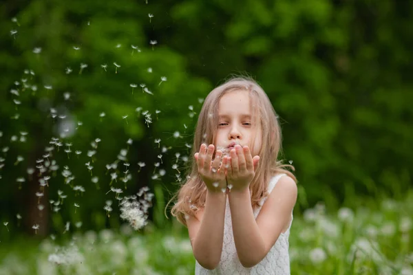 소녀는 밖에서 놀면서 재미있게 꽃가루 알레르기 스프링 공간의 — 스톡 사진