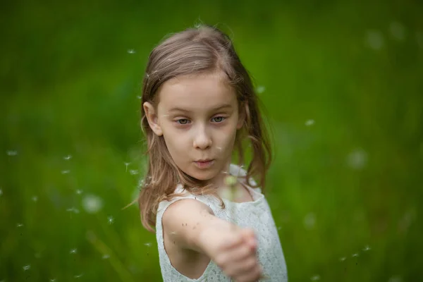 민들레를 날리는 아름다운 소녀의 초상화 — 스톡 사진