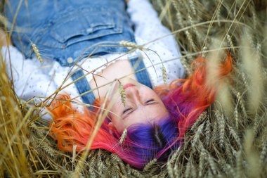 Açık havada romantik bir kızın güzelliği. Parlak pembe ve leylak saçlı güzel bir genç manken. Uzun Saçlı Flutterlar. Sonbahar. Güneş parlıyor, Güneş parlıyor. Sıcak renk düzeni.