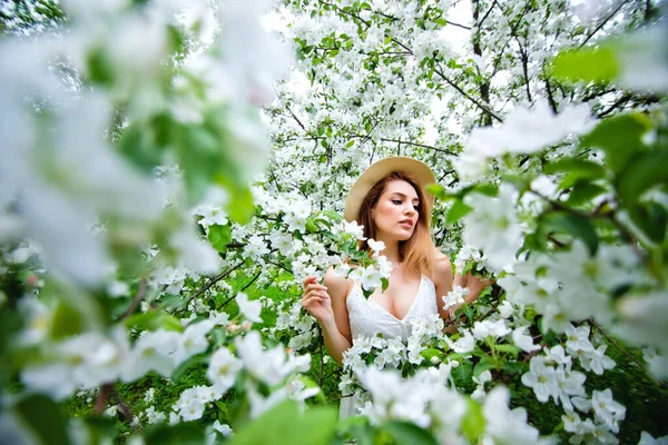 Menina Ruiva Adolescente Bonita Desfrutando Vida Jardim Florescendo Primavera Contra — Fotografia de Stock