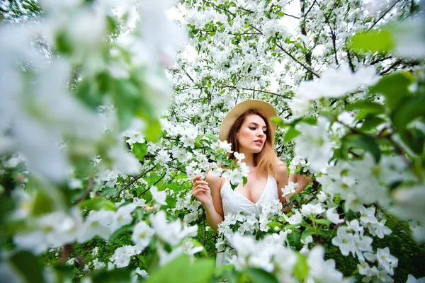 Belle Adolescente Rousse Profitant Vie Printemps Jardin Fleurs Contre Les — Photo