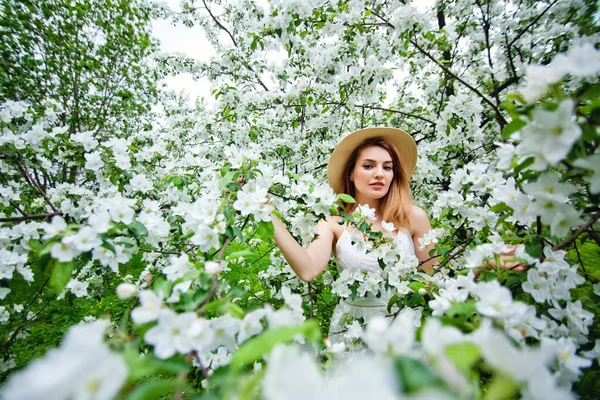 Belle Adolescente Rousse Profitant Vie Printemps Jardin Fleurs Contre Les — Photo