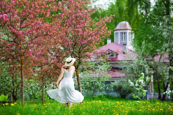 Young Attractive Girl Walks Spring Green Park Enjoying Flowering Nature — Stock Photo, Image