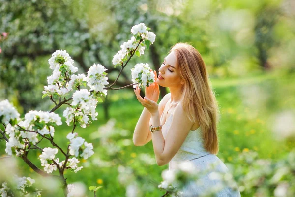 Belle Adolescente Rousse Profitant Vie Printemps Jardin Fleurs Contre Les — Photo