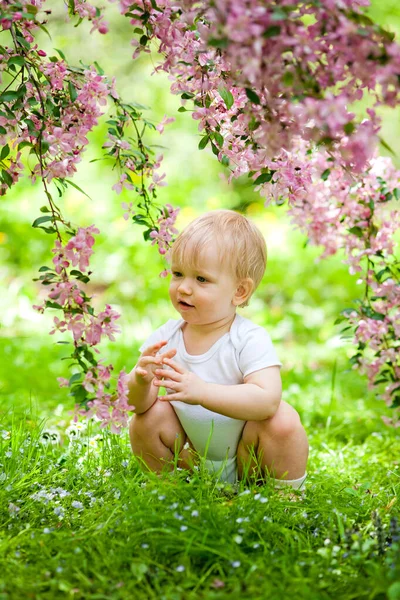 Ritratto Ravvicinato Una Bambina Anni All Aperto Giardino Con Fiori — Foto Stock