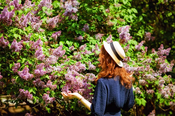 Uma Menina Ruiva Chapéu Palha Uma Tarde Primavera Perto Arbusto — Fotografia de Stock