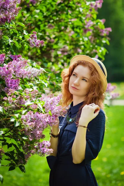 Une Belle Rousse Coiffée Chapeau Paille Dans Jardin Lilas Jeune — Photo