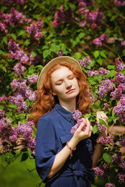 Une Belle Fille Aime Odeur Lilas Par Une Journée Ensoleillée — Photo