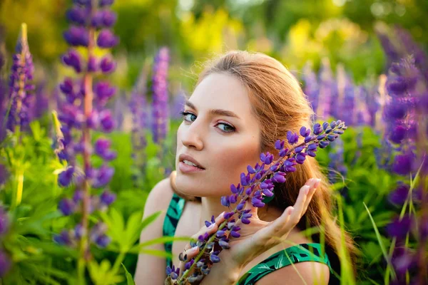 Ung Vacker Flicka Håller Lila Lupin Blomma Ett Blommande Fält — Stockfoto