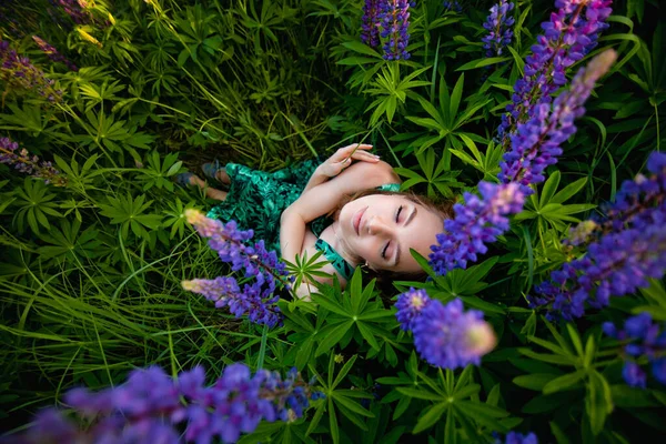 Jong Mooi Meisje Zittend Paarse Lupinen Een Veld Het Gras — Stockfoto