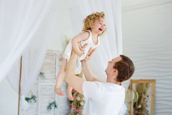 Pai Alegremente Vomita Pequena Filha Rindo Feliz Jogar Casa Quarto — Fotografia de Stock