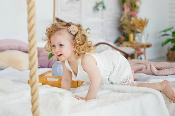 Niña Con Pelo Rubio Ríe Sienta Cama Dormitorio Los Padres — Foto de Stock