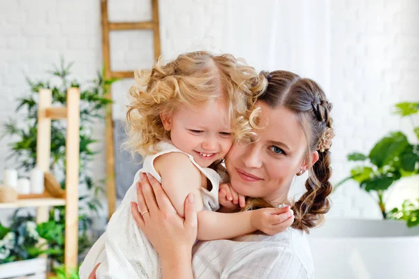 Feliz Família Amorosa Mãe Filha Brincam Abraçam Manhã Juntos Jogos — Fotografia de Stock