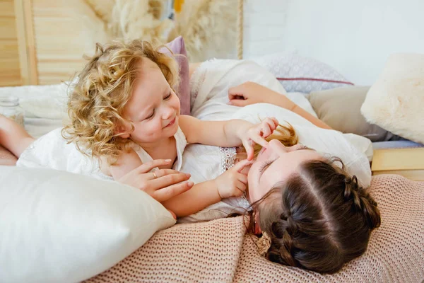 Feliz Família Amorosa Mãe Filha Brincam Abraçam Manhã Juntos Jogos — Fotografia de Stock