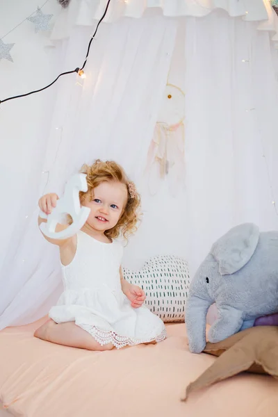 Ein Kleines Mädchen Spielt Einem Weißen Sonnigen Schlafzimmer Ein Kind — Stockfoto