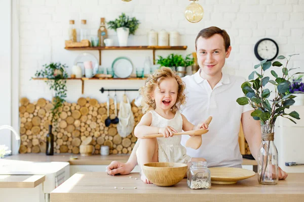 Masadaki Parlak Skandinav Tarzı Mutfakta Küçük Bir Kız Çocuğu Oynuyor — Stok fotoğraf