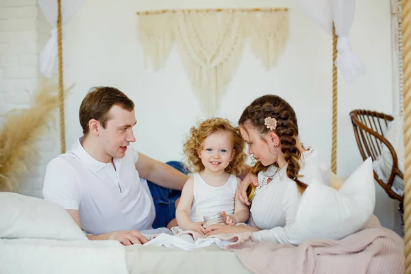 Anne Babasıyla Evde Yatakta Oynayan Bir Çocuk Anne Baba Kızı — Stok fotoğraf
