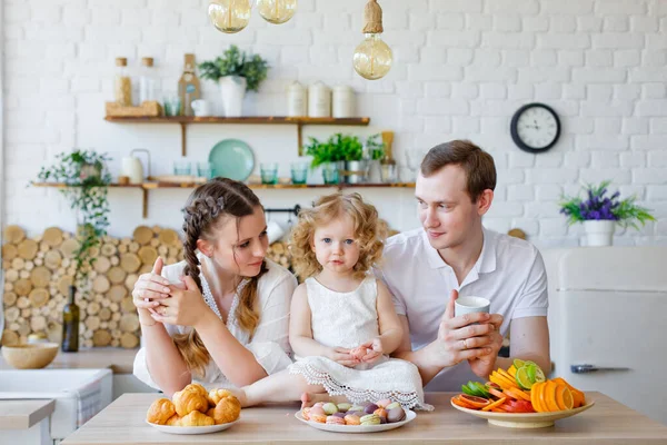 Kahvaltı Sırasında Mutfakta Poz Veren Mutlu Anne Kız Babanın Aile — Stok fotoğraf