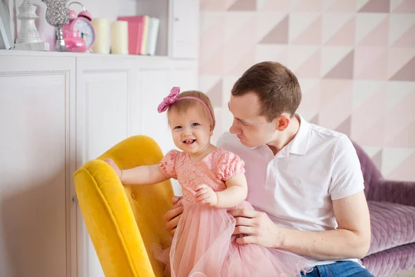 Feliz Familia Padre Hija Todo Mundo Divierte Casa — Foto de Stock