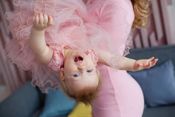 Μια Όμορφη Μητέρα Σγουρά Μαλλιά Ροζ Φόρεμα Κρατώντας Την Κόρη — Φωτογραφία Αρχείου