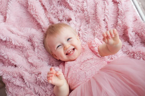 Портрет Нежной Симпатичной Маленькой Девочки Лежащей Розовом Пушистом Пушистом Одеяле — стоковое фото