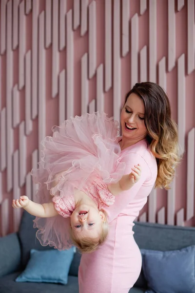 Una Hermosa Madre Con Pelo Rizado Vestido Rosa Sosteniendo Hija — Foto de Stock