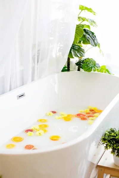 Baño Con Leche Flores — Foto de Stock