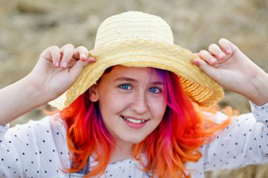 Açık havada romantik bir kızın güzelliği. Parlak pembe ve leylak saçlı güzel bir genç manken. Uzun Saçlı Flutterlar. Sonbahar. Güneş parlıyor, Güneş parlıyor. Sıcak renk düzeni.