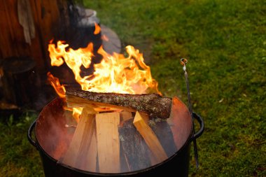 Sonbaharda bahçenin ortasında yanan fıçı.