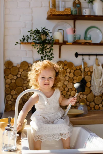 Χαριτωμένο Κοριτσάκι Παίζει Στο Σπίτι Οικολογικά Ξύλινα Παιχνίδια Μωρό Έχει — Φωτογραφία Αρχείου
