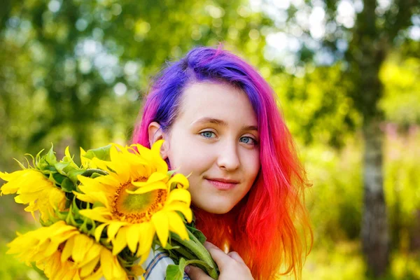 Рожеві Бузкові Нитки Волосся Красива Щаслива Дівчина Підліток Соняшником Насолоджується — стокове фото
