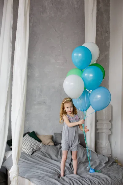 Ein Kleines Mädchen Steht Mit Luftballons Schlafzimmer Ein Kind Spielt — Stockfoto