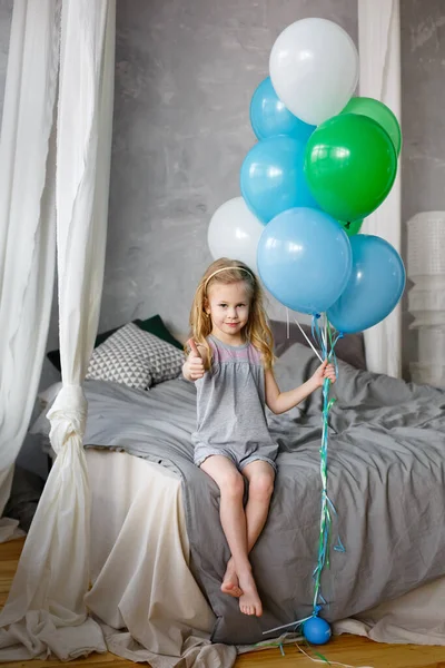 Ένα Μικρό Κορίτσι Στέκεται Μπαλόνια Στην Κρεβατοκάμαρα Ένα Παιδί Παίζει — Φωτογραφία Αρχείου