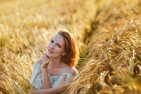 Portrét Mladé Krásné Zrzavé Dívky Uprostřed Pšeničného Pole Dívá Kamery — Stock fotografie