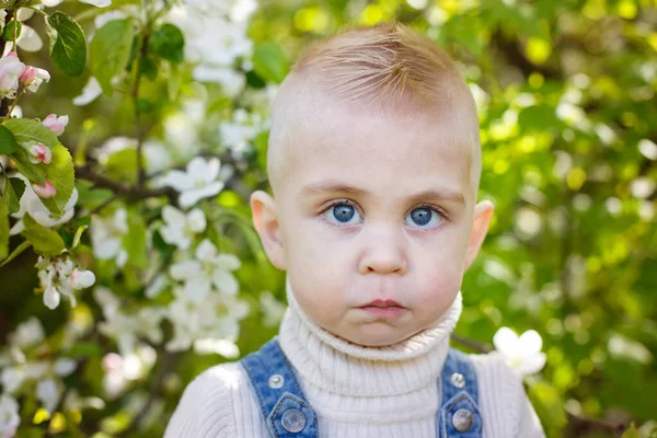 Ritratto Bambino Dolce Triste Con Gli Occhi Azzurri Giardino Fiorito — Foto Stock