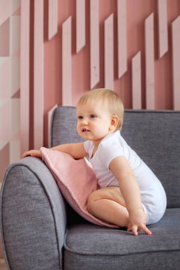 Koltuğun kenarında korkmuş bir çocuk.