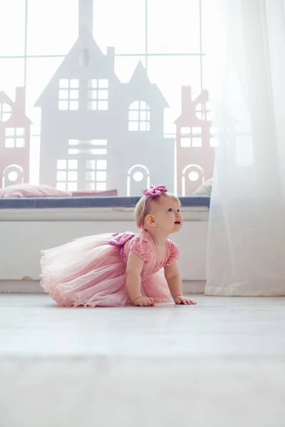 Retrato Una Niña Rubia Feliz Vestido Rosa Sentado Alféizar Ventana — Foto de Stock