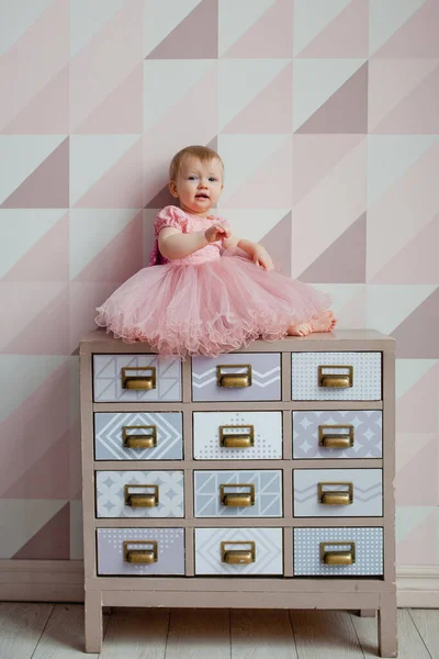 Porträt Einer Glücklichen Kleinen Blondine Einem Rosa Kleid Auf Einer — Stockfoto