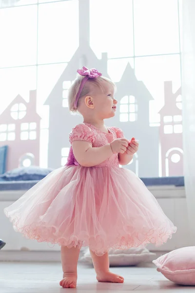 Retrato Una Niña Rubia Feliz Vestido Rosa Sentado Alféizar Ventana — Foto de Stock