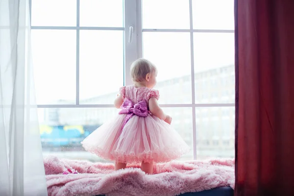 Porträt Einer Glücklichen Kleinen Blondine Einem Rosafarbenen Kleid Die Auf — Stockfoto