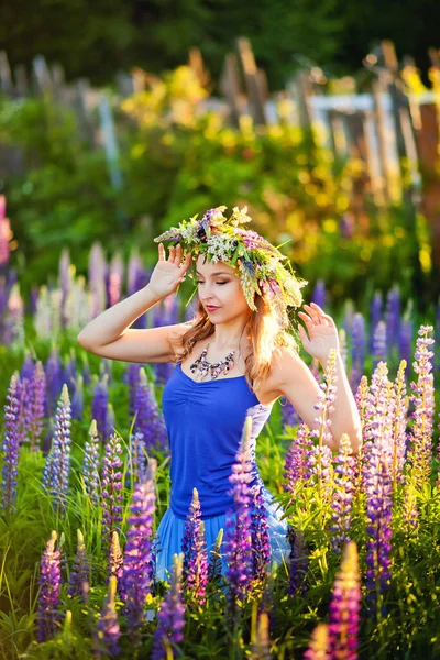 Une Jeune Belle Fille Tient Sur Une Prairie Printanière Fleurie — Photo