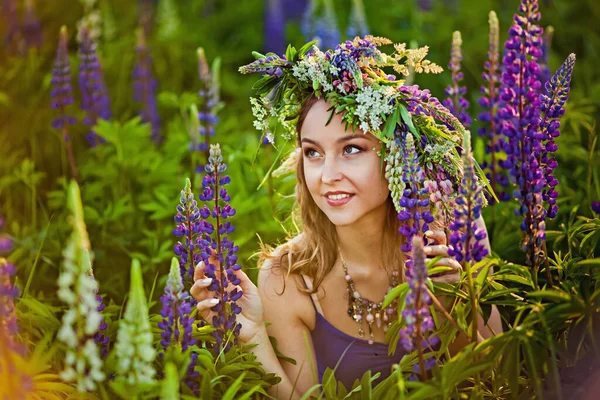 아름다운 소녀가 봄철해질 화환을 머리에 꽃피는 소나무의 초원에 — 스톡 사진