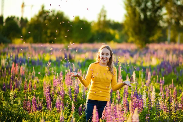 Una Donna Felice Maglione Giallo Salta Gode Vita Campo Lupini — Foto Stock