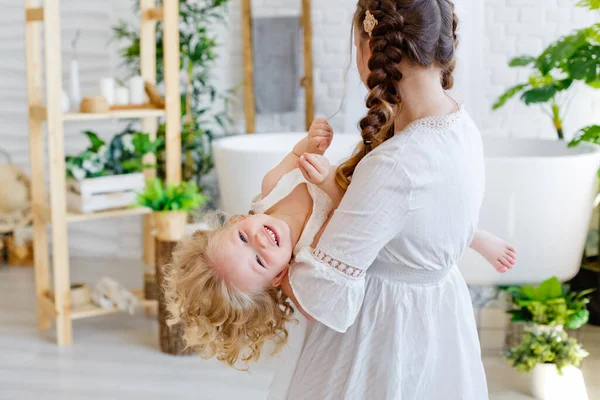 Feliz Família Amorosa Uma Mãe Sua Filha Menina Brincam Abraçam — Fotografia de Stock