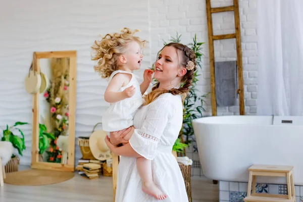 Feliz Família Amorosa Uma Mãe Sua Filha Menina Brincam Abraçam — Fotografia de Stock