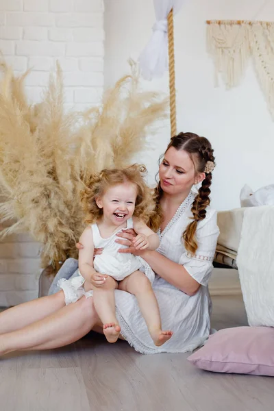 Feliz Família Amorosa Uma Mãe Sua Filha Menina Brincam Divertem — Fotografia de Stock