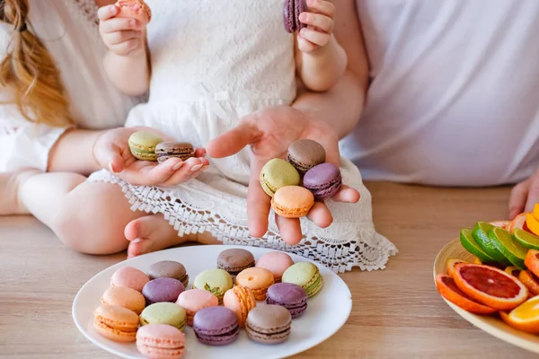 Familienporträt Einer Glücklichen Mutter Tochter Und Vater Posieren Während Des — Stockfoto